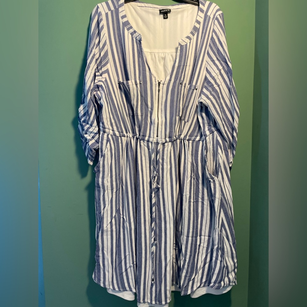 - Torrid, very cute ladies dress white and navy size 3X